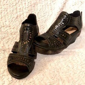 Size 11 black wedge Earth Shoe